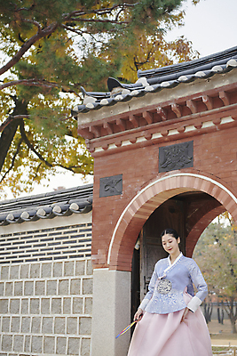 포토 JPG 주간 나무 한국전통 여자 서울 한명 들기 상반신 20대 성인 야외 앞모습 한국인 가을 한복 경복궁 태극선 단아함 성인여자한명만 기와담장 내려보기 국내포토 자연요소 식물 1 전통 계절 뷰포인트 모션 한국 기와 사람 동양인 청년 담장 궁전 전통의상 전통부채 여자한명만 성인여자만 파일형식