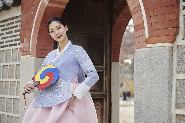 포토 JPG 주간 한국전통 응시 여자 서울 한명 들기 상반신 20대 성인 야외 앞모습 옆모습 한국인 가을 한복 경복궁 태극선 단아함 성인여자한명만 국내포토 자연요소 1 전통 시선 계절 뷰포인트 모션 한국 사람 동양인 청년 궁전 전통의상 전통부채 여자한명만 성인여자만 파일형식