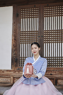 포토 JPG 주간 한국전통 응시 여자 서울 한명 들기 앉기 상반신 20대 성인 야외 앞모습 선물상자 한국인 가을 보자기 한복 손내밀기 보따리 경복궁 단아함 툇마루 성인여자한명만 국내포토 자연요소 1 전통 시선 계절 뷰포인트 모션 한국 선물 사람 동양인 손짓 청년 상자 궁전 마루_인테리어 전통의상 여자한명만 성인여자만 파일형식 천_직물
