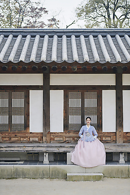 포토 JPG 주간 전신 한국전통 응시 여자 서울 기와 한명 앉기 20대 성인 야외 앞모습 한국인 가을 한복 경복궁 단아함 툇마루 성인여자한명만 국내포토 자연요소 1 전통 시선 계절 뷰포인트 모션 한국 사람 동양인 청년 궁전 마루_인테리어 전통의상 여자한명만 성인여자만 파일형식