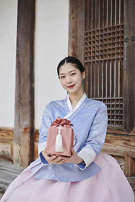 포토 JPG 주간 한국전통 응시 여자 서울 한명 들기 앉기 상반신 20대 성인 야외 앞모습 선물상자 한국인 가을 보자기 한복 손내밀기 보따리 경복궁 단아함 툇마루 성인여자한명만 국내포토 자연요소 1 전통 시선 계절 뷰포인트 모션 한국 선물 사람 동양인 손짓 청년 상자 궁전 마루_인테리어 전통의상 여자한명만 성인여자만 파일형식 천_직물