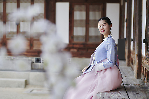포토 JPG 주간 한국전통 응시 여자 서울 한명 앉기 상반신 20대 성인 야외 옆모습 한국인 가을 나뭇가지 소프트포커스 한복 경복궁 단아함 툇마루 성인여자한명만 국내포토 자연요소 나무 1 전통 시선 계절 뷰포인트 모션 한국 촬영기법 사람 동양인 청년 궁전 마루_인테리어 전통의상 여자한명만 성인여자만 파일형식