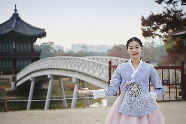 포토 JPG 주간 한국전통 응시 여자 안내 서울 한명 상반신 20대 성인 야외 앞모습 한국인 가을 가리킴 한복 경복궁 단아함 향원정 가교 성인여자한명만 국내포토 자연요소 1 전통 건축물 시선 계절 뷰포인트 한국 사람 동양인 손짓 청년 궁전 전통의상 누각 여자한명만 성인여자만 파일형식