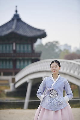 포토 JPG 주간 한국전통 응시 여자 서울 한명 상반신 20대 성인 야외 앞모습 한국인 가을 한복 경복궁 단아함 향원정 가교 성인여자한명만 국내포토 자연요소 1 전통 건축물 시선 계절 뷰포인트 한국 사람 동양인 청년 궁전 전통의상 누각 여자한명만 성인여자만 파일형식