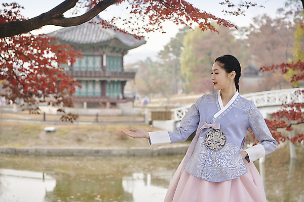 포토 JPG 주간 한국전통 응시 여자 단풍나무 안내 서울 한명 손짓 상반신 20대 성인 야외 앞모습 한국인 가을 한복 경복궁 단아함 향원정 향원지 성인여자한명만 국내포토 자연요소 나무 1 전통 시선 계절 뷰포인트 단풍 모션 한국 사람 동양인 청년 궁전 연못 전통의상 누각 여자한명만 성인여자만 파일형식