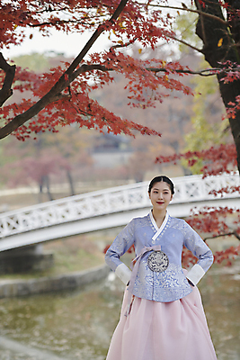 포토 JPG 주간 한국전통 응시 여자 단풍나무 서울 한명 상반신 20대 성인 야외 앞모습 아웃포커스 한국인 가을 한복 경복궁 단아함 향원정 향원지 가교 성인여자한명만 국내포토 자연요소 나무 1 전통 건축물 시선 계절 뷰포인트 단풍 한국 촬영기법 사람 동양인 청년 궁전 연못 전통의상 누각 여자한명만 성인여자만 파일형식