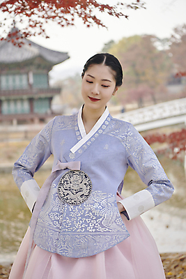 포토 JPG 주간 한국전통 여자 서울 한명 근접촬영 상반신 20대 성인 야외 앞모습 한국인 가을 한복 경복궁 단아함 향원정 향원지 성인여자한명만 내려보기 국내포토 자연요소 1 전통 계절 뷰포인트 모션 한국 사람 동양인 청년 궁전 연못 전통의상 누각 여자한명만 성인여자만 파일형식