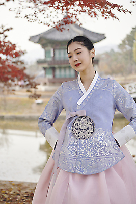 포토 JPG 주간 한국전통 여자 서울 한명 근접촬영 상반신 20대 성인 야외 앞모습 한국인 가을 한복 경복궁 단아함 향원정 향원지 성인여자한명만 내려보기 국내포토 자연요소 1 전통 계절 뷰포인트 모션 한국 사람 동양인 청년 궁전 연못 전통의상 누각 여자한명만 성인여자만 파일형식