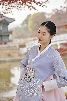 포토 JPG 주간 한국전통 여자 서울 한명 상반신 20대 성인 야외 옆모습 아웃포커스 한국인 가을 한복 경복궁 단아함 성인여자한명만 내려보기 국내포토 자연요소 1 전통 계절 뷰포인트 모션 한국 촬영기법 사람 동양인 청년 궁전 전통의상 여자한명만 성인여자만 파일형식