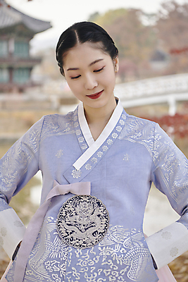 포토 JPG 주간 한국전통 여자 서울 한명 미소 근접촬영 상반신 20대 성인 야외 앞모습 아웃포커스 한국인 가을 한복 경복궁 단아함 성인여자한명만 내려보기 국내포토 자연요소 1 전통 계절 뷰포인트 모션 한국 촬영기법 표정 사람 동양인 청년 궁전 전통의상 여자한명만 성인여자만 파일형식