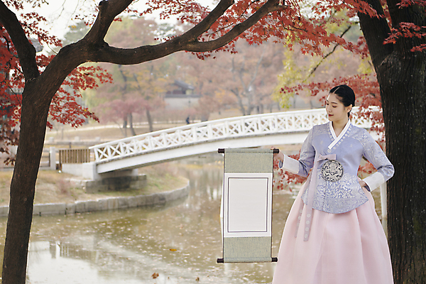 포토 JPG 주간 한국전통 여자 단풍나무 서울 한명 들기 상반신 20대 성인 야외 앞모습 한국인 가을 한복 경복궁 족자 단아함 향원정 향원지 성인여자한명만 내려보기 국내포토 자연요소 나무 1 전통 계절 뷰포인트 단풍 모션 한국 사람 동양인 청년 궁전 연못 전통의상 누각 여자한명만 성인여자만 파일형식