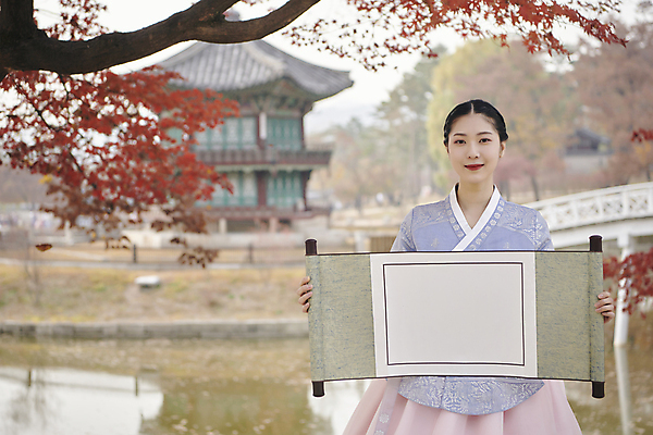 포토 JPG 주간 한국전통 응시 여자 단풍나무 서울 한명 들기 상반신 20대 성인 야외 앞모습 한국인 가을 한복 두루마리 경복궁 족자 보여주기 단아함 향원정 향원지 성인여자한명만 국내포토 자연요소 나무 1 전통 시선 계절 뷰포인트 단풍 모션 한국 사람 동양인 청년 궁전 연못 전통의상 누각 여자한명만 성인여자만 파일형식