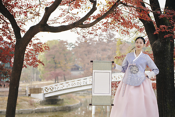 포토 JPG 주간 한국전통 응시 여자 단풍나무 서울 한명 들기 상반신 20대 성인 야외 앞모습 한국인 가을 한복 두루마리 경복궁 족자 단아함 향원정 향원지 성인여자한명만 국내포토 자연요소 나무 1 전통 시선 계절 뷰포인트 단풍 모션 한국 사람 동양인 청년 궁전 연못 전통의상 누각 여자한명만 성인여자만 파일형식
