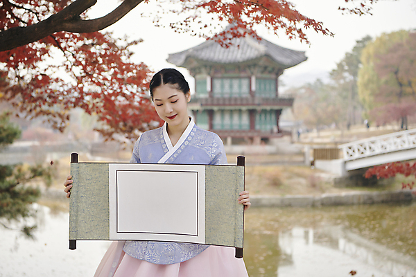 포토 JPG 주간 한국전통 여자 서울 한명 들기 상반신 20대 성인 야외 앞모습 한국인 가을 한복 두루마리 경복궁 족자 보여주기 단아함 향원정 향원지 성인여자한명만 내려보기 국내포토 자연요소 1 전통 계절 뷰포인트 모션 한국 사람 동양인 청년 궁전 연못 전통의상 누각 여자한명만 성인여자만 파일형식