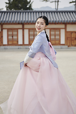 포토 JPG 주간 전신 한국전통 응시 여자 서울 한명 20대 성인 야외 옆모습 한국인 가을 잡기 뒤돌아보기 한복 경복궁 단아함 성인여자한명만 국내포토 자연요소 1 전통 시선 계절 뷰포인트 모션 한국 사람 동양인 청년 궁전 전통의상 여자한명만 성인여자만 파일형식