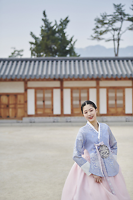 포토 JPG 주간 한국전통 여자 서울 한명 상반신 20대 성인 야외 앞모습 한국인 가을 한복 경복궁 단아함 성인여자한명만 내려보기 국내포토 자연요소 1 전통 계절 뷰포인트 모션 한국 사람 동양인 청년 궁전 전통의상 여자한명만 성인여자만 파일형식