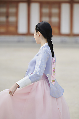 포토 JPG 주간 한국전통 여자 서울 한명 상반신 20대 성인 야외 옆모습 아웃포커스 한국인 가을 잡기 한복 경복궁 단아함 성인여자한명만 국내포토 자연요소 1 전통 계절 뷰포인트 모션 한국 촬영기법 사람 동양인 청년 궁전 전통의상 여자한명만 성인여자만 파일형식