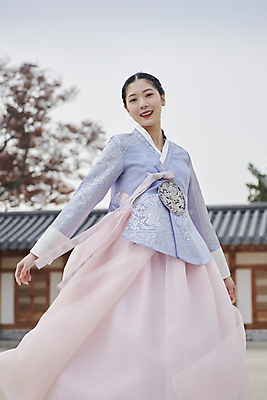 포토 JPG 주간 한국전통 응시 여자 날리기 서울 한명 상반신 20대 성인 야외 앞모습 옆모습 아웃포커스 한국인 가을 한복 경복궁 단아함 성인여자한명만 내려보기 국내포토 자연요소 1 전통 시선 계절 뷰포인트 모션 한국 촬영기법 사람 동양인 청년 궁전 전통의상 여자한명만 성인여자만 파일형식