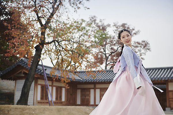 포토 JPG 주간 한국전통 응시 여자 단풍나무 날리기 서울 한명 상반신 20대 성인 야외 옆모습 한국인 가을 한복 경복궁 단아함 성인여자한명만 내려보기 국내포토 자연요소 나무 1 전통 시선 계절 뷰포인트 단풍 모션 한국 사람 동양인 청년 궁전 전통의상 여자한명만 성인여자만 파일형식