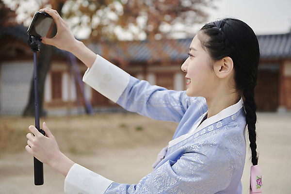 포토 JPG 주간 한국전통 응시 여자 서울 한명 들기 근접촬영 상반신 20대 성인 야외 옆모습 아웃포커스 스마트폰 한국인 가을 잡기 한복 셀프카메라 경복궁 단아함 셀카봉 성인여자한명만 브이로그 영상촬영 국내포토 자연요소 1 전통 라이프스타일 시선 계절 뷰포인트 모션 한국 촬영기법 사람 동양인 청년 핸드폰 스마트기기 사진촬영 촬영 궁전 전통의상 동영상 여자한명만 성인여자만 파일형식