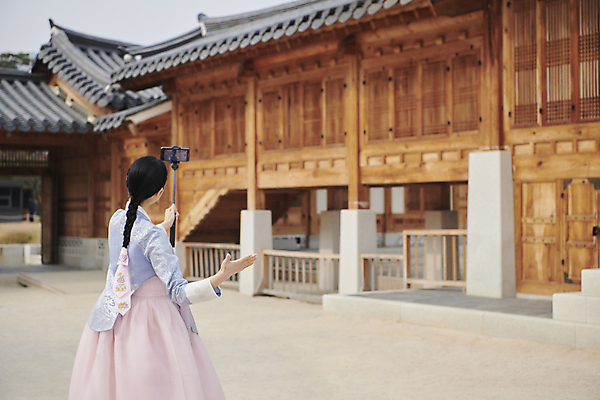 포토 JPG 주간 한국전통 여자 서울 한명 들기 상반신 20대 성인 야외 뒷모습 스마트폰 한국인 가을 가리킴 한복 셀프카메라 경복궁 단아함 셀카봉 성인여자한명만 브이로그 영상촬영 국내포토 자연요소 1 전통 라이프스타일 계절 뷰포인트 모션 한국 사람 동양인 손짓 청년 핸드폰 스마트기기 사진촬영 촬영 궁전 전통의상 동영상 여자한명만 성인여자만 파일형식
