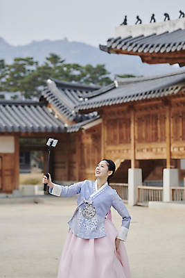 포토 JPG 주간 한국전통 여자 서울 한명 들기 상반신 20대 성인 야외 옆모습 스마트폰 한국인 올려보기 가을 한복 셀프카메라 경복궁 단아함 셀카봉 성인여자한명만 브이로그 영상촬영 국내포토 자연요소 1 전통 라이프스타일 계절 뷰포인트 모션 한국 사람 동양인 청년 핸드폰 스마트기기 사진촬영 촬영 궁전 전통의상 동영상 여자한명만 성인여자만 파일형식