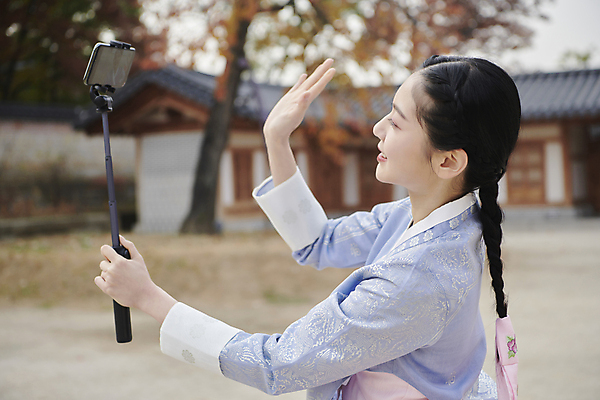 포토 JPG 주간 한국전통 응시 여자 서울 한명 들기 근접촬영 상반신 20대 성인 야외 옆모습 아웃포커스 스마트폰 한국인 가을 한복 셀프카메라 경복궁 손인사 단아함 셀카봉 성인여자한명만 브이로그 영상촬영 국내포토 자연요소 1 전통 라이프스타일 시선 계절 뷰포인트 모션 한국 촬영기법 사람 동양인 청년 핸드폰 스마트기기 사진촬영 촬영 궁전 인사 전통의상 동영상 여자한명만 성인여자만 파일형식