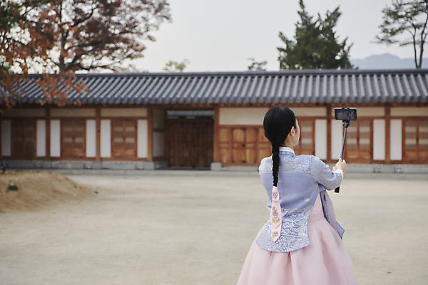 포토 JPG 주간 한국전통 여자 서울 한명 들기 상반신 20대 성인 야외 뒷모습 스마트폰 한국인 가을 한복 셀프카메라 경복궁 단아함 셀카봉 성인여자한명만 브이로그 영상촬영 국내포토 자연요소 1 전통 라이프스타일 계절 뷰포인트 모션 한국 사람 동양인 청년 핸드폰 스마트기기 사진촬영 촬영 궁전 전통의상 동영상 여자한명만 성인여자만 파일형식