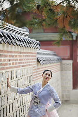 포토 JPG 주간 한국전통 여자 서울 한명 상반신 20대 성인 야외 앞모습 한국인 올려보기 가을 한복 경복궁 솔잎 단아함 돌담길 손짚기 성인여자한명만 기와담장 국내포토 자연요소 1 전통 계절 길 뷰포인트 잎 모션 한국 돌담 기와 사람 동양인 손짓 청년 담장 궁전 전통의상 여자한명만 성인여자만 파일형식