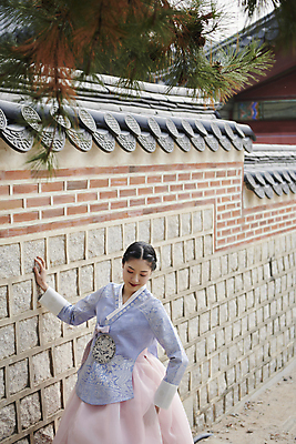 포토 JPG 주간 한국전통 여자 서울 한명 상반신 20대 성인 야외 옆모습 한국인 가을 한복 경복궁 솔잎 단아함 돌담길 손짚기 성인여자한명만 기와담장 내려보기 국내포토 자연요소 1 전통 계절 길 뷰포인트 잎 모션 한국 돌담 기와 사람 동양인 손짓 청년 담장 궁전 전통의상 여자한명만 성인여자만 파일형식