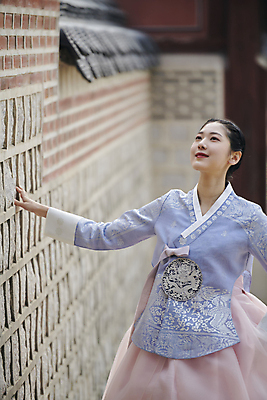 포토 JPG 주간 한국전통 여자 서울 한명 상반신 20대 성인 야외 앞모습 아웃포커스 한국인 올려보기 가을 한복 경복궁 단아함 돌담길 손짚기 성인여자한명만 기와담장 국내포토 자연요소 1 전통 계절 길 뷰포인트 모션 한국 돌담 촬영기법 기와 사람 동양인 손짓 청년 담장 궁전 전통의상 여자한명만 성인여자만 파일형식