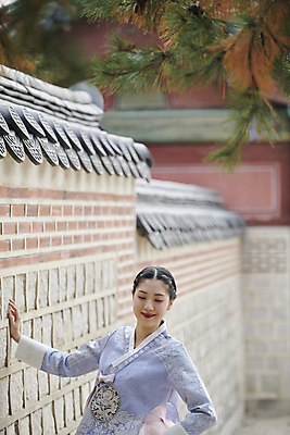 포토 JPG 주간 한국전통 여자 서울 한명 상반신 20대 성인 야외 앞모습 눈감음 한국인 가을 한복 경복궁 솔잎 단아함 돌담길 손짚기 성인여자한명만 기와담장 국내포토 자연요소 1 전통 계절 길 뷰포인트 잎 모션 한국 돌담 기와 사람 동양인 손짓 청년 담장 궁전 전통의상 여자한명만 성인여자만 파일형식