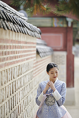 포토 JPG 주간 한국전통 여자 서울 한명 상반신 20대 성인 야외 앞모습 눈감음 한국인 가을 한복 경복궁 솔잎 손모으기 단아함 돌담길 성인여자한명만 기와담장 국내포토 자연요소 1 전통 계절 길 뷰포인트 잎 모션 한국 돌담 기와 사람 동양인 손짓 청년 담장 궁전 전통의상 여자한명만 성인여자만 파일형식