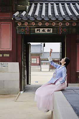 포토 JPG 주간 전신 한국전통 여자 서울 한명 앉기 20대 성인 야외 옆모습 한국인 올려보기 가을 한복 경복궁 손뻗기 단아함 성인여자한명만 국내포토 자연요소 1 전통 계절 뷰포인트 모션 한국 사람 동양인 청년 궁전 전통의상 여자한명만 성인여자만 파일형식