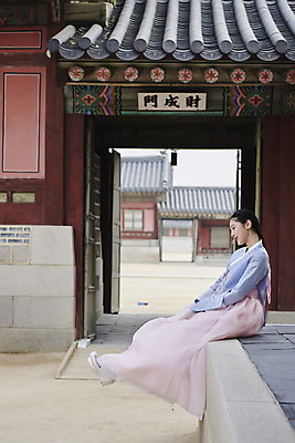 포토 JPG 주간 전신 한국전통 여자 서울 한명 앉기 20대 성인 야외 옆모습 한국인 가을 한복 경복궁 다리들기 단아함 성인여자한명만 내려보기 국내포토 자연요소 1 전통 계절 뷰포인트 모션 한국 사람 동양인 청년 궁전 전통의상 여자한명만 성인여자만 파일형식