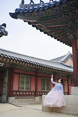 포토 JPG 주간 전신 한국전통 여자 서울 한명 앉기 20대 성인 야외 앞모습 손들기 한국인 올려보기 가을 한복 경복궁 손뻗기 단아함 지붕처마 성인여자한명만 국내포토 자연요소 1 전통 계절 뷰포인트 모션 지붕 한국 사람 동양인 청년 궁전 전통의상 처마 여자한명만 성인여자만 파일형식