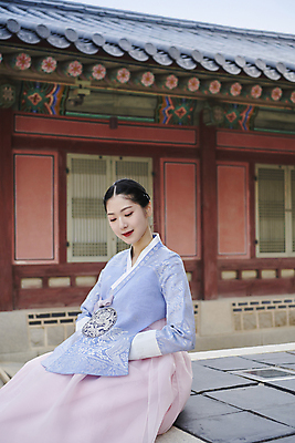 포토 JPG 주간 한국전통 여자 서울 한명 앉기 상반신 20대 성인 야외 옆모습 한국인 가을 한복 경복궁 단아함 성인여자한명만 내려보기 국내포토 자연요소 1 전통 계절 뷰포인트 모션 한국 사람 동양인 청년 궁전 전통의상 여자한명만 성인여자만 파일형식