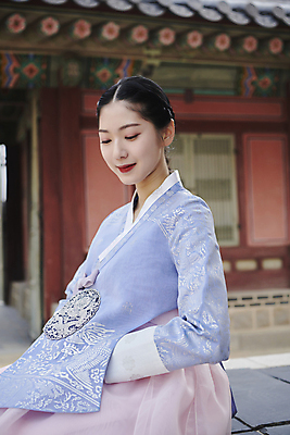 포토 JPG 주간 한국전통 여자 서울 한명 앉기 상반신 20대 성인 야외 옆모습 한국인 가을 한복 경복궁 단아함 성인여자한명만 내려보기 국내포토 자연요소 1 전통 계절 뷰포인트 모션 한국 사람 동양인 청년 궁전 전통의상 여자한명만 성인여자만 파일형식