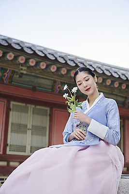 포토 JPG 주간 한국전통 여자 꽃 서울 한명 들기 앉기 상반신 20대 성인 야외 앞모습 눈감음 한국인 가을 한복 경복궁 단아함 성인여자한명만 국내포토 자연요소 식물 1 전통 계절 뷰포인트 모션 한국 사람 동양인 청년 궁전 전통의상 여자한명만 성인여자만 파일형식