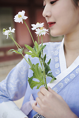 포토 JPG 주간 한국전통 여자 꽃 서울 한명 들기 근접촬영 상반신 20대 성인 야외 옆모습 한국인 가을 한복 경복궁 단아함 성인여자한명만 내려보기 국내포토 자연요소 식물 1 전통 계절 뷰포인트 모션 한국 사람 동양인 청년 궁전 전통의상 여자한명만 성인여자만 파일형식