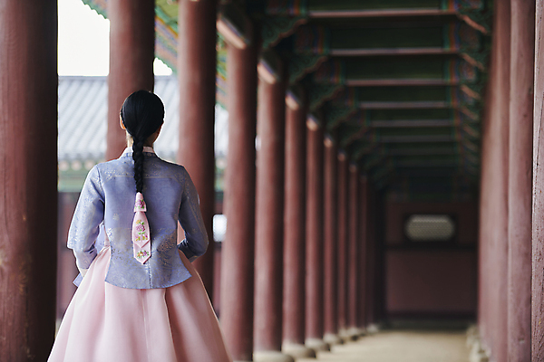 포토 JPG 주간 한국전통 여자 서울 한명 상반신 20대 성인 야외 뒷모습 한국인 가을 복도 한복 경복궁 단아함 성인여자한명만 국내포토 자연요소 1 전통 계절 뷰포인트 한국 사람 동양인 청년 궁전 전통의상 여자한명만 성인여자만 파일형식