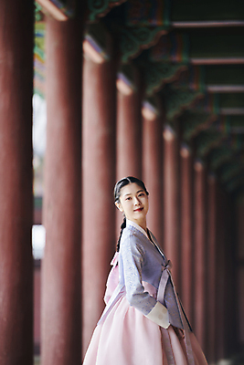 포토 JPG 주간 한국전통 응시 여자 서울 한명 상반신 20대 성인 야외 옆모습 한국인 가을 뒤돌아보기 한복 경복궁 단아함 성인여자한명만 국내포토 자연요소 1 전통 시선 계절 뷰포인트 모션 한국 사람 동양인 청년 궁전 전통의상 여자한명만 성인여자만 파일형식
