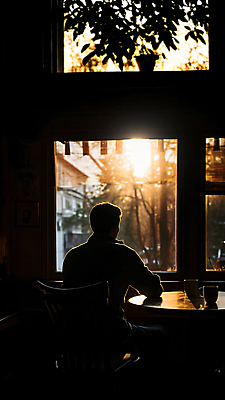 JPG 편집이미지 남자 실루엣 여유 창문 탁자 휴식 나뭇잎 한명 앉기 상반신 성인 햇빛 가을풍경 카페 커피잔 성인남자한명만 편집실사 AI인물포토 AI콘텐츠 1 감정 커피 가구 컨셉 잎 모션 잔 촬영기법 사람 풍경 태양 상점 CG 남자한명만 성인남자만 파일형식 가을_계절 AI포토