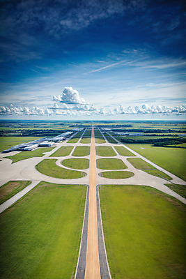 JPG 구름 편집이미지 하늘 풍경 잔디 사람없음 건물 공항 활주로 편집실사 AI포토 AI콘텐츠 자연요소 식물 건축물 길 교통시설 CG 파일형식