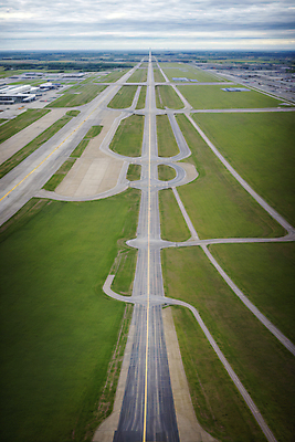 JPG 구름 편집이미지 하늘 풍경 잔디 사람없음 건물 공항 활주로 편집실사 AI포토 AI콘텐츠 자연요소 식물 건축물 길 교통시설 CG 파일형식