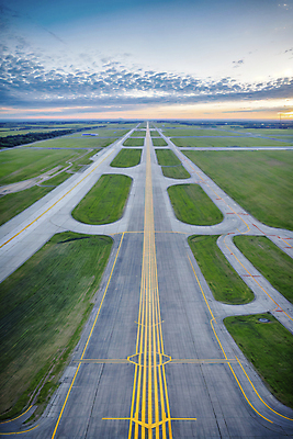 JPG 구름 편집이미지 하늘 풍경 잔디 사람없음 일몰 공항 활주로 편집실사 AI포토 AI콘텐츠 자연요소 식물 길 교통시설 노을 CG 파일형식
