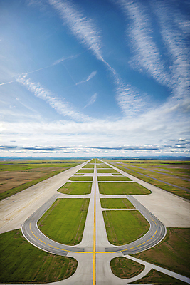 JPG 구름 편집이미지 하늘 풍경 잔디 사람없음 공항 활주로 편집실사 AI포토 AI콘텐츠 자연요소 식물 길 교통시설 CG 파일형식