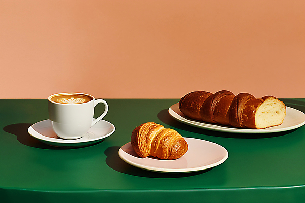 JPG 편집이미지 라이프스타일 접시 커피 음식 빵 탁자 사람없음 초록색 카페 커피잔 디지털합성 브런치 라떼아트 편집실사 AI포토 AI콘텐츠 식기 음료 컬러 가구 잔 생활 상점 식사 CG 그림 라떼 파일형식