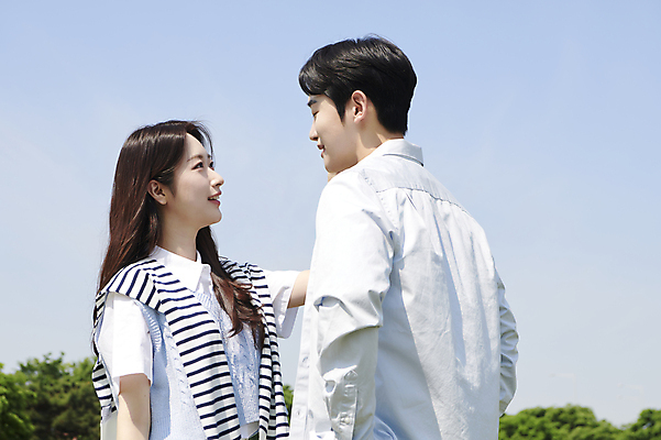 포토 JPG 주간 커플 여자 남자 데이트 하늘 사랑 미소 손짓 상반신 20대 성인 야외 두명 옆모습 마주보기 다정 한국인 연애 성인만 국내포토 자연요소 감정 뷰포인트 컨셉 관계 모션 표정 사람 동양인 청년 파일형식