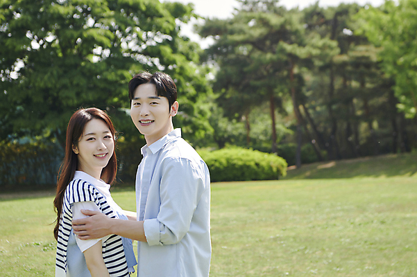 포토 JPG 주간 커플 응시 공원 여자 남자 데이트 사랑 미소 상반신 20대 성인 야외 두명 옆모습 다정 한국인 연애 성인만 어깨에손 국내포토 자연요소 시선 공공시설 감정 뷰포인트 컨셉 관계 모션 표정 사람 동양인 청년 파일형식